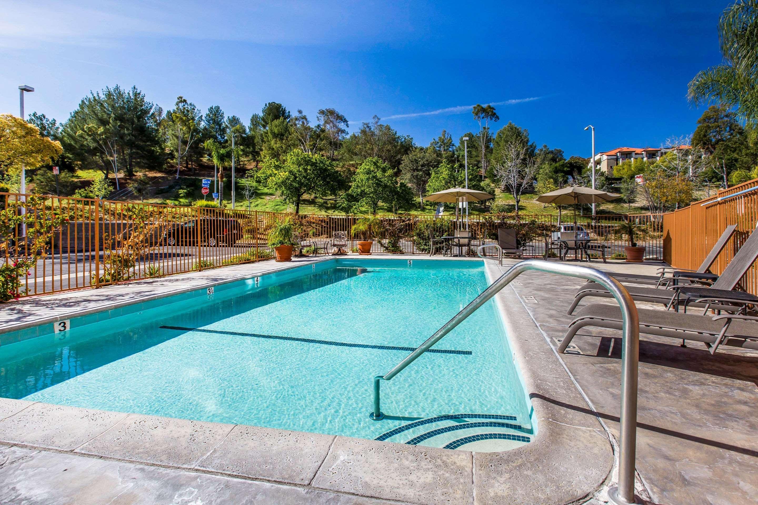 คอมฟอร์ต สวีท เนียร์ ซิกซ์แฟลก เมจิค เมาน์เท็น Hotel Stevenson Ranch ภายนอก รูปภาพ