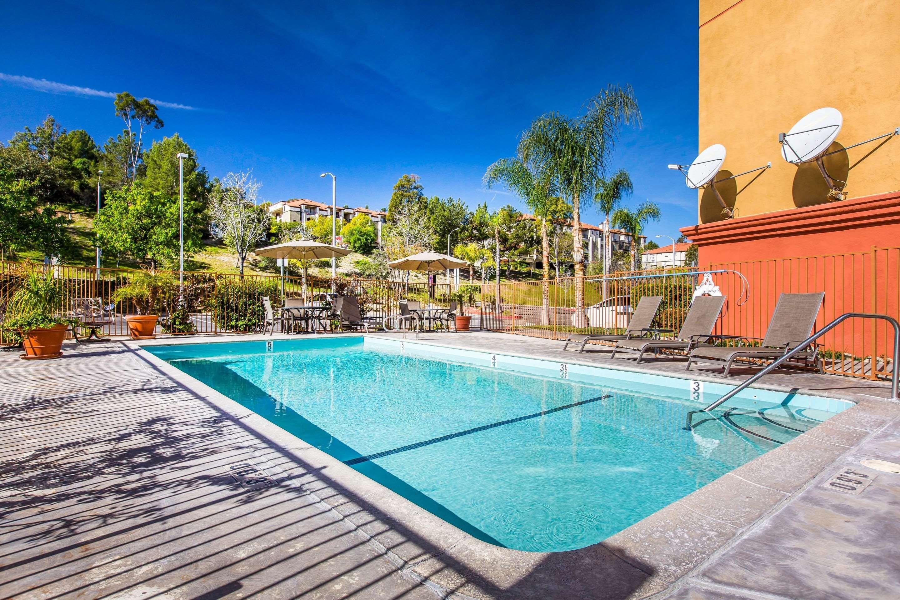 คอมฟอร์ต สวีท เนียร์ ซิกซ์แฟลก เมจิค เมาน์เท็น Hotel Stevenson Ranch ภายนอก รูปภาพ